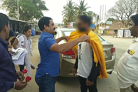 Shame on you for not voting: Tourists who skipped polls garlanded in Chikkamagaluru