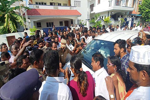 Supporters of DMK Minister Senthil Balaji