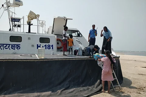 Indian coast guard apprehended 06 Sri Lankan nationals including 03 children from the fourth island near Rameshwaram