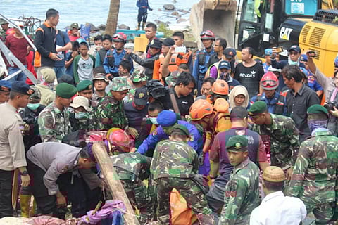 Indonesia tsunami death toll hits 429 as rain hampers rescue efforts