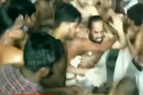 Vadakalai and Thenkalai Iyengars come to blows (again) over Sanskrit vs Tamil prayer