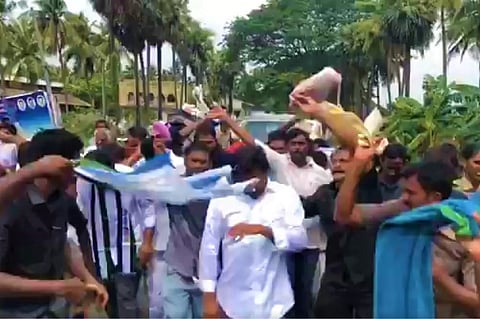 Honey bees attack Jagan, supporters during padayatra in Andhra, 10 injured