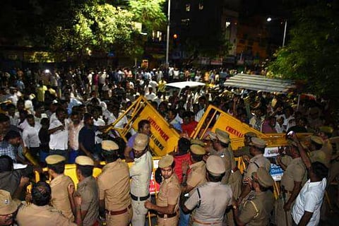 Jayalalithaa cardiac arrest: Situation tense at Apollo, cadre create ruckus by breaching barricades