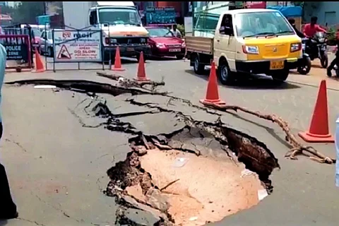 Another sinkhole in Hyd on Jeedimetla highway, second in 10 days