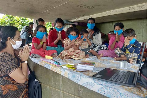 Kids of migrant workers living under a Kochi bridge attending virtual classes