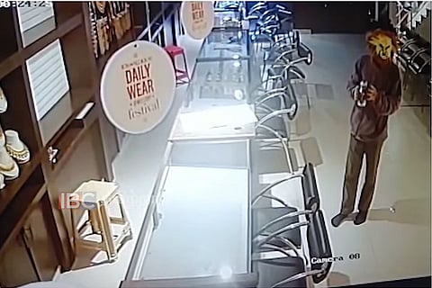 Robber walking in the Jos Alukkas store