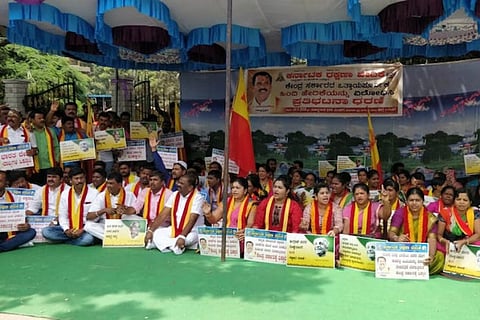 On Hindi Diwas, Karnataka Rakshana Vedike activists blacken Hindi signboards on NHs