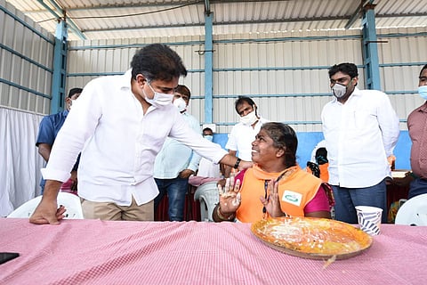 Telangana Min KTR dines with municipal workers, lauds their efforts in COVID-19 fight