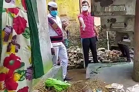 Kakinada Municipal Commissioner pointing to garbage in front of a womans house
