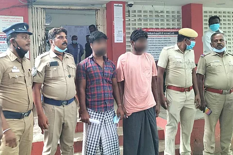 Police standing with two Kuravar men whom they arrested in Kallakurichi, faces of the two men have been blurred