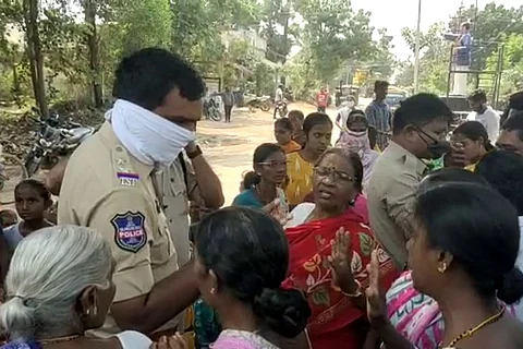 Protestors at Kamalapur mandal office in Huzurabad constituency