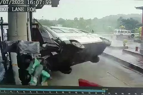 CCTV footage of ambulance crashing into toll booth at Byndoor-Shiroor toll gate