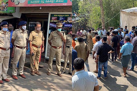 Kerala border sees traffic jam as Karnataka demands negative COVID-19 test report