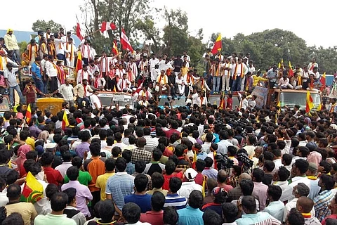 Kannada activists forced companies to shut down for Karnataka Bandh