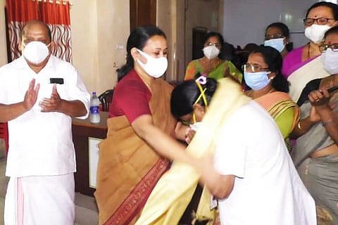 Health minister Veena George felicitating the nurse