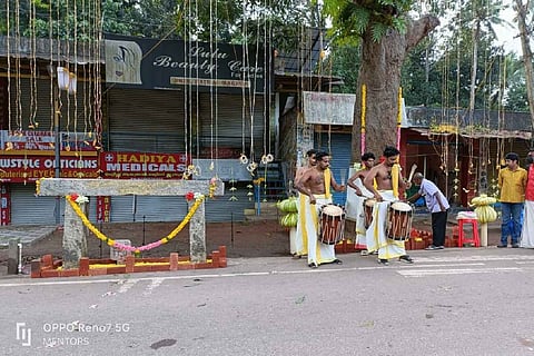 People in a Kerala village bid adieu to a 100 year-old mango tree