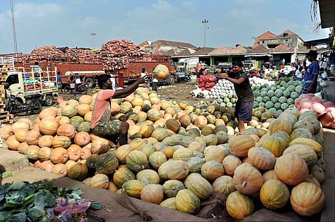 Facing heavy losses, traders' body asks TN CM to open markets across state