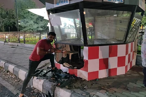 Lamborghini crashes into police kiosk in Bengaluru, car owner then poses with the debris