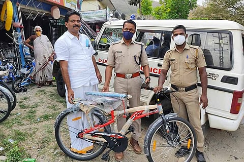 Cycle shop owner with officials of Sholayur police station