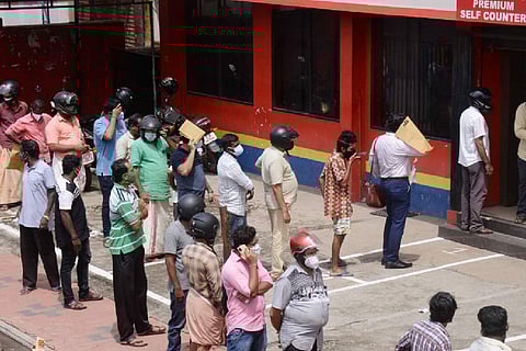 Long queues in front of Bevco outlets in Kerala