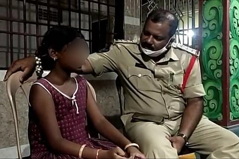 The girl narrating the incident to a police officer