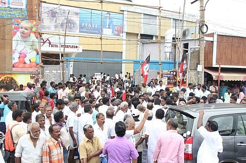 ‘Sarkar’ row: AIADMK MLA protests in Madurai demanding removal of scenes