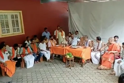 VHP, Bajrang Dal hold pooja outside Mangaluru mosque, claim there's a temple inside