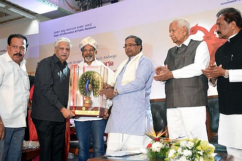 Mani Ratnam gives away Rs 10 lakh prize to Karnataka Chalnachitra Academy