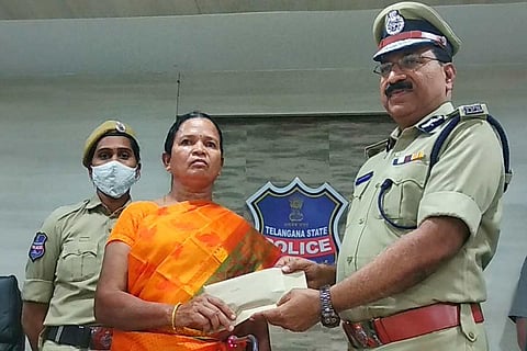 Maoist leader Savitri surrendering before the DGP