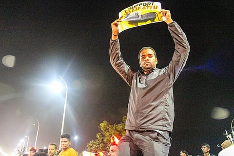 Candles and drums, slogans and chants mark second night of pro-jallikattu protests at Marina