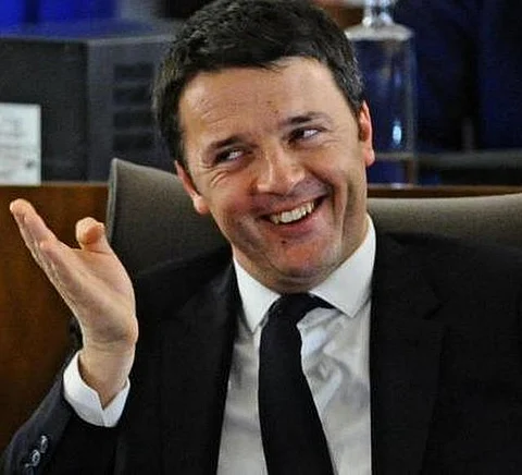Italian Prime Minister shares a private joke with journalists, offers them ice cream