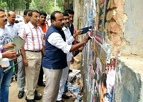 Ahead of Aug 15 deadline, B’luru Mayor and corporators start removing illegal posters