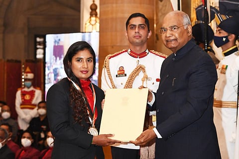 Mithali Raj receiving Khel Ratna award from President Kovind