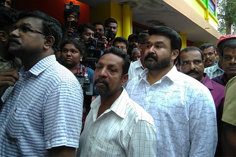 EVM malfunctions, many including Mohanlal wait for an hour to vote