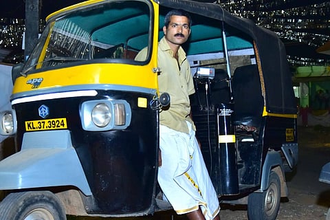 കടത്തിൽ മുങ്ങി നിൽക്കുന്നു, എങ്കിലും ഇയാൾ കളഞ്ഞുകിട്ടിയ അഞ്ചുലക്ഷം തിരിച്ചേല്പിച്ചു