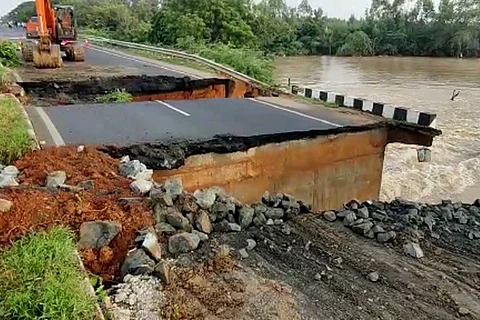 National Highway 16 connecting Chennai to Vijayawada breached in Nellore with Penna river in spate during floods in Andhra Pradesh
