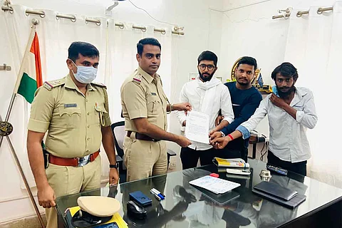 NSUI members submitting the petition to police