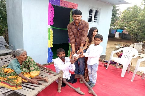 Hyd cop pawns gold to construct house for man with disability and his 95-yr-old mom