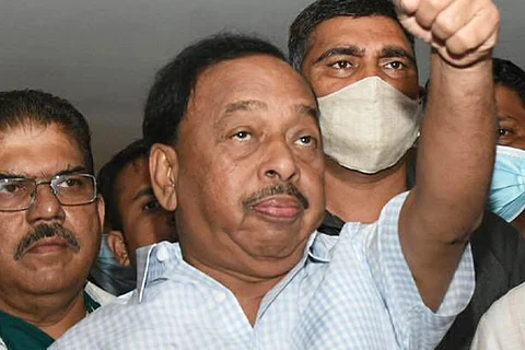 Naryan Rane giving a thumbs up during an interaction with the press