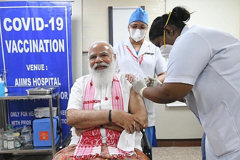 Narendra Modi receives the coronavirus vaccine