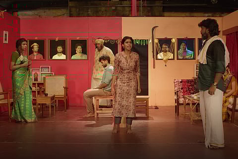 A scene from Natchathiram Nagargiradhu