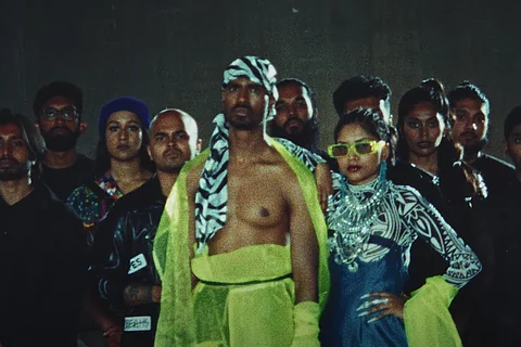 Singers Shan Vincent de Paul and Navz-47 from the music video of Neeye Oli
