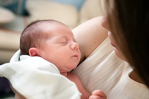 Breastfeeding with flat or inverted nipples: How new moms can deal with the condition