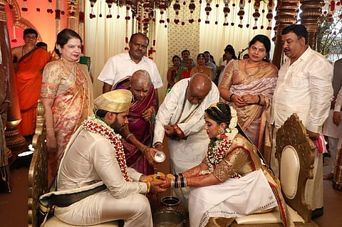 No social distancing at Nikhil Kumaraswamy’s wedding: K’taka DCM says will probe