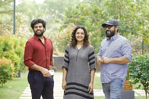 Liju Krishna, Manju Warrier and Nivin Pauly standing together