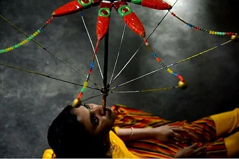A young woman performing Nokkuvidya