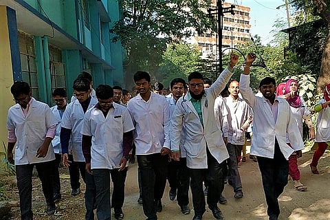 Hyd medical students protest recognition to rural practitioners, demand withdrawal of GO