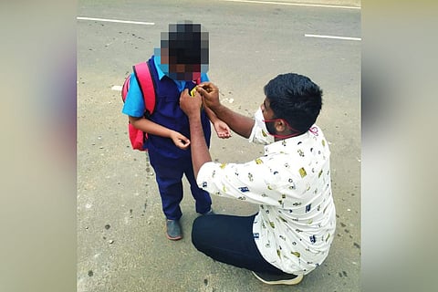 PFI members handing out Babri stickers to children