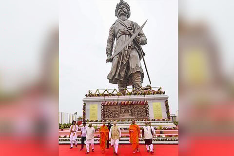 PM Modi unveils Kempegowda staue in Bengaluru