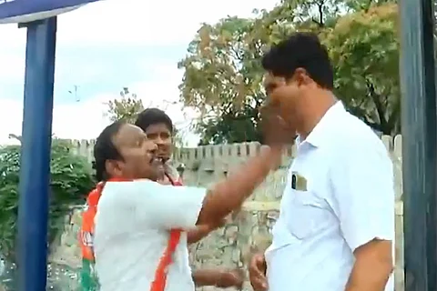 Papareddy slapping constable raghavendra